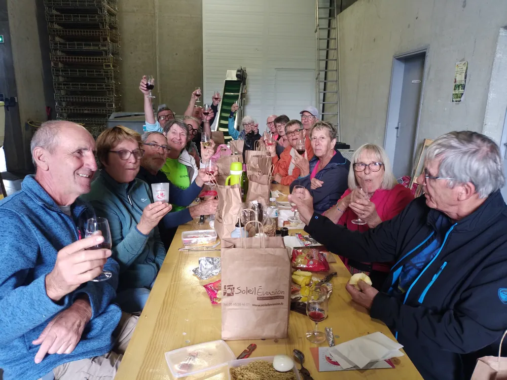 Tablée conviviale et chaleureuse après une randonnée